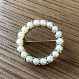 CastleCliff brooch - pearls & gold tone - vintage